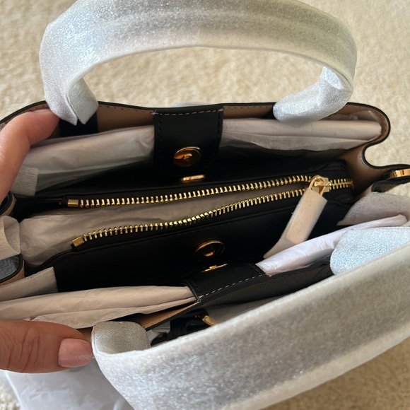 MICHAEL KORS CROSSBODY PURSES SUPER CUTE NEW AUTHENTIC 9x8 TWO TONE COLOR - Picture 3 of 10